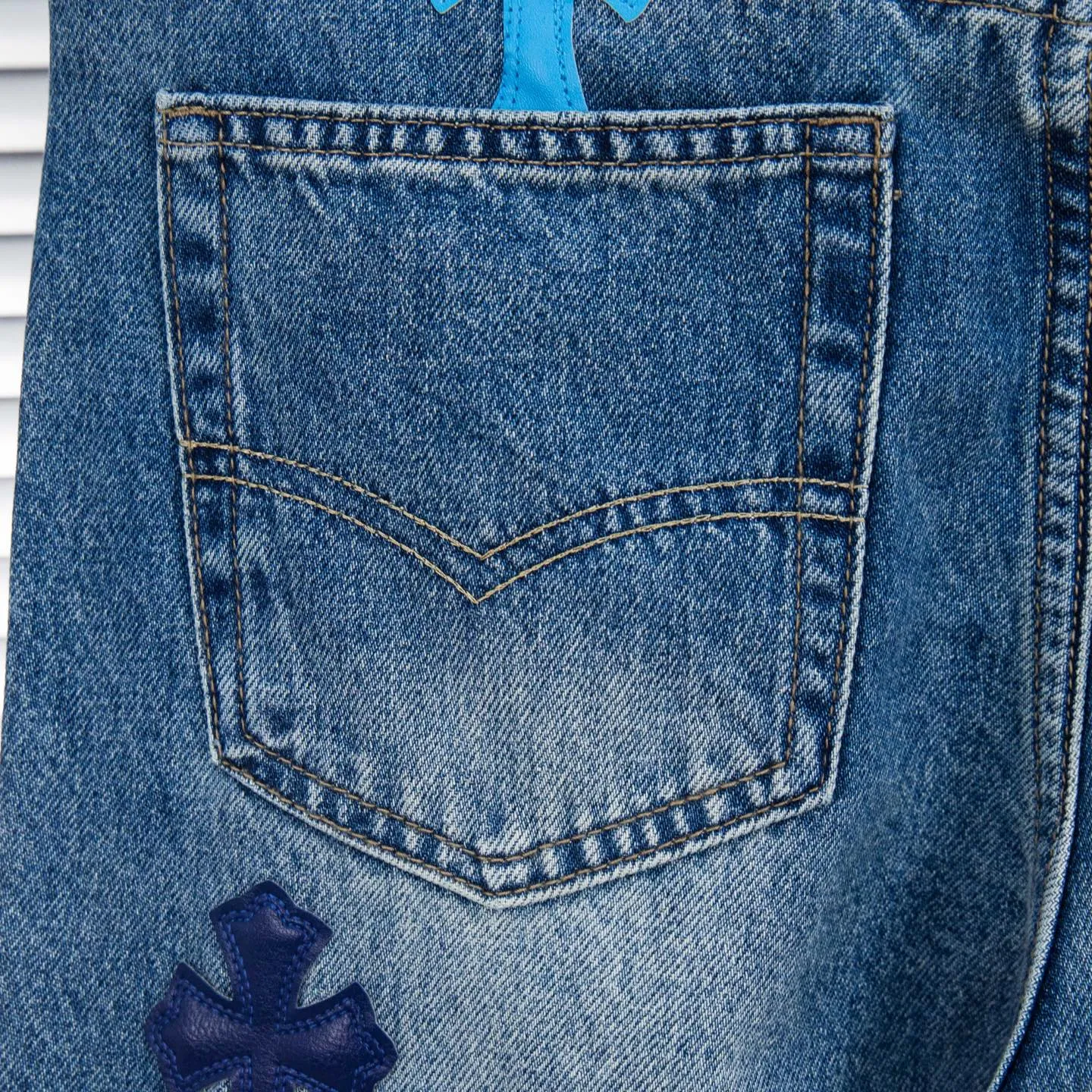 P260 Chrome Hearts micro-flared light blue multi-leather hot jeans. CH jeans need to be washed after the finished product, then disassembled and hand-stitched with sheepskin cross leather and then spliced ​​to complete. The whole piece has too many craftsmanship to explain. The patchwork cross pattern is embellished, and the high-waisted washed jeans! ! Absolutely high-end luxury products, god-level single products and super popular products, made with top heavy industry, a must-see magic weapon. Customized hardware. The fabric is thick and soft after washing. It has good breathability. Customized small leather label. Unique design. The details are simple and elegant, and the workmanship is exquisite. The entire trousers are neatly routed and the details are in place! It’s so cool that both men and women can easily control the genderless trend! Style number: 1796# Color: blue Size: 28 30 32 34 36